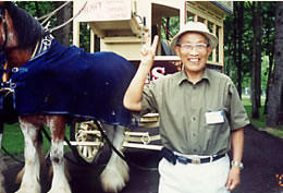 �n�Ԃ̑O�Ńs�[�X�T�C�����o���ɓ�